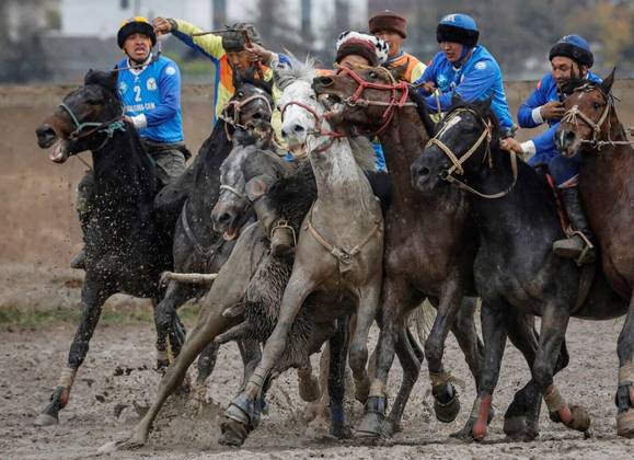 Cavaleiros quirguizes participam do campeonato nacional de um esporte conhecido como Kok-Boru — bastante semelhante ao polo, mas com uma carcaça decapitada de cabra ao invés de bola