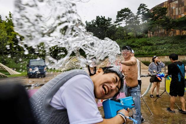 No Water Gun Festival 2023 (Festival de Armas de Água), participantes se divertem em um combate bem no estilo do evento, que ocorreu em Seul, capital da Coreia do Sul