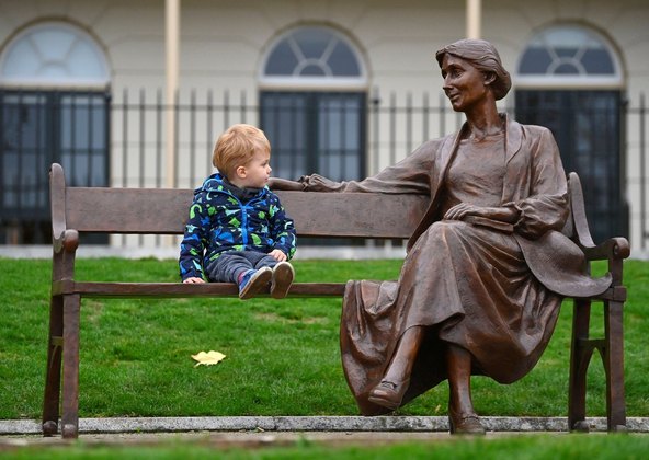 Ludovic Woolf, sobrinho-neto da escritora britânica Virginia Woolf, senta-se ao lado de uma nova estátua de bronze dela, inaugurada recentemente em LondresVALE SEU CLIQUE: Relembre o jovem que tentou escalar a Trump Tower com o auxílio de ventosas