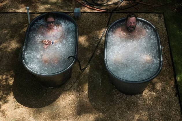 Já em um centro de bem-estar no Texas, uma dupla descansa em uma banheira de gelo após uma sessão de malhação pesada