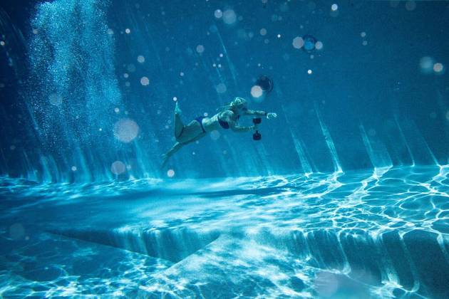 No mesmo centro de bem-estar, uma integrante faz exercícios com peso dentro de uma piscina grandeVALE SEU CLIQUE: Fedeu! Artista cria quadros impressionantes com estrume de vaca