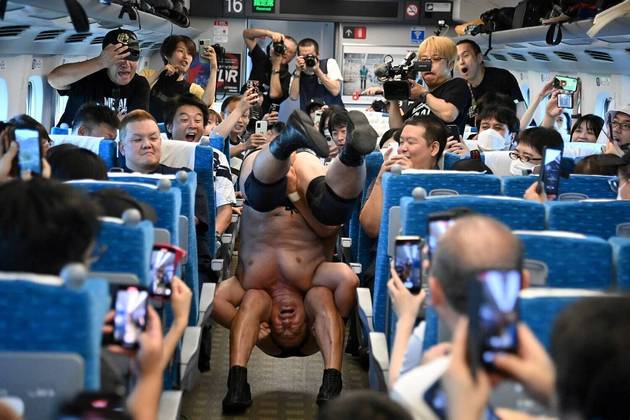 Minoru Suzuki e Sanshiro Takagi, profissionais de luta livre japonesa, se enfrentam em um evento promocional dentro do trem-bala que vai de Tóquio a Nagoya