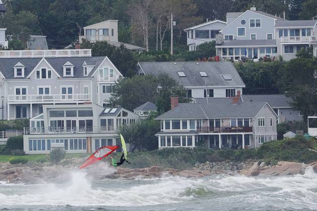 Um windsurfista aproveita o vento e as ondas da tempestade pós-tropical Lee, que passou perto da costa, em Massachusetts, nos EUA