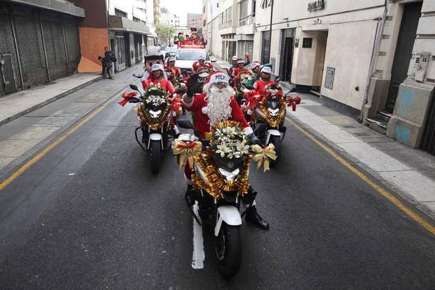 Policiais da brigada de trânsito fantasiados de Natal andam de moto pelas ruas de Lima, no PeruNÃO PERCA: Em 2023, as cidades continuaram desafiadoras ao nosso equilíbrio emocional