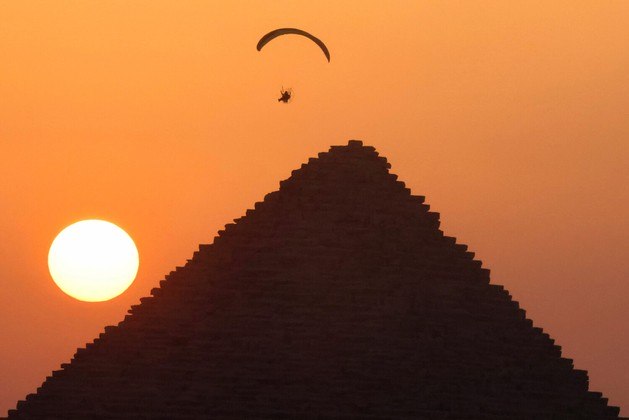 Um homem pilota um paramotor acima das Pirâmides, em Gizé, no EgitoVEJA MAIS: Inteligência artificial ou Photoshop: poucos acreditam que o corpo dessa modelo marombada é real