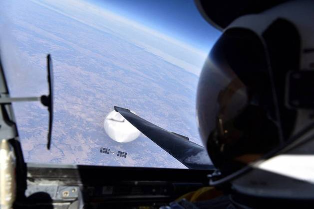 Um piloto de jato U-2 da Força Aérea dos EUA olha para um balão suspeito de ser um dispositivo de vigilância chinês, enquanto paira sobre o centro continental dos Estados Unidos
