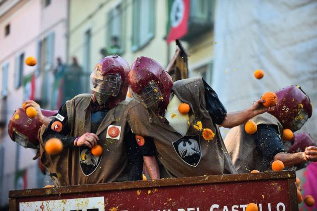 Que tal uma guerra de laranjas? Foi o que fizeram na Batalha das Laranjas, um evento anual da cidade de Ivrea, no norte da ItáliaNÃO PERCA: Limpador de esgoto e tratador de elefante: esses são os piores empregos do mundo