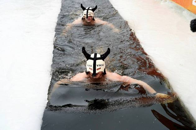 Competidores nadam nesse canal gelado, durante a European Sauna Marathon, na EstôniaLEIA MAIS: Dona dos 'maiores lábios do mundo' agora quer ter as maiores maçãs do rosto de todos os tempos