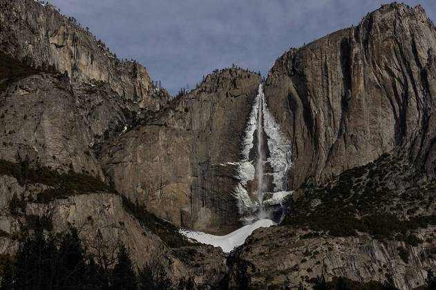 Gelo é visto em cachoeira no Parque Nacional de Yosemite, Califórnia. Até semana que vem!CONTINUE POR AQUI: Fotógrafo de Viagens de 2022: confira as incríveis imagens vencedoras da premiação