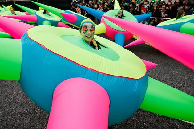 Pessoas participam do desfile do Dia de S&atilde;o Patr&iacute;cio, em Dublin, capital da IrlandaN&Atilde;O PERCA:&nbsp;Onde est&aacute; o gato? Veja se voc&ecirc; &eacute; capaz de encontrar o felino neste quarto desarrumado