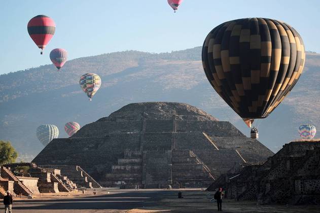 Na cidade de Teotihuacan, perto da capital do México, balões de ar quente flutuam próximo do monumento conhecido como Pirâmide da LuaVALE SEU CLIQUE: Rei fajuto: hipopótamos cercam e agridem leão em rio, e encontro quase termina em tragédia