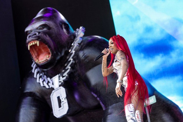 Música também é Planeta Maluco! Na imagem, a rapper GloRilla se apresenta no palco do festival Coachella, na Califórnia, EUA, com direito a um gorila gigante no palco!