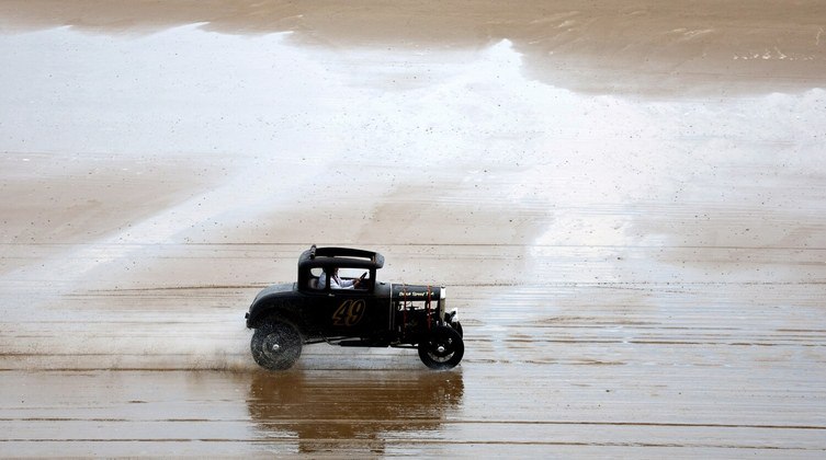 Carros antigos e ondas são parte da disputa 'Race The Waves' na praia de Bridlington. O encontro reúne entusiastas de automobilismo, que participam a bordo de carros e motocicletasVALE SEU CLIQUE: Passageiro clandestino: motorista entra em pânico ao ver cobra furtiva dentro de carro