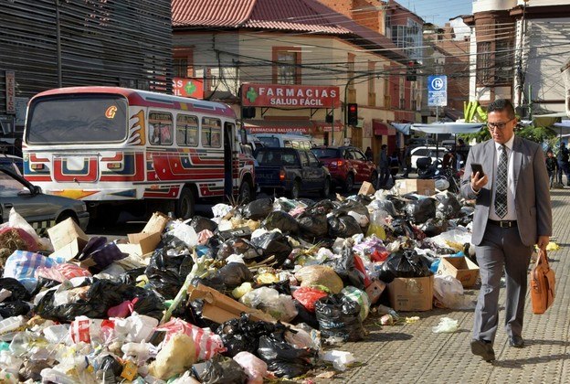 Já em em Cochabamba, na Bolívia, uma disputa de preços de terreno fez moradores proibirem o acesso a um aterro sanitário local. O resultado: lixo acumulado nas ruas, a ponto de moradores nem parecerem mais se importar com as montanhas de dejetos