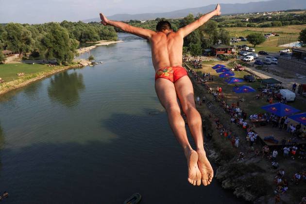 Evald Krnic, mergulhador de Montenegro, salta de uma ponte durante uma competição em KosovoVEJA ISSO: 'Rainha do caos': jovem viraliza após postar fotos sorridentes das 11 vezes em que foi presa