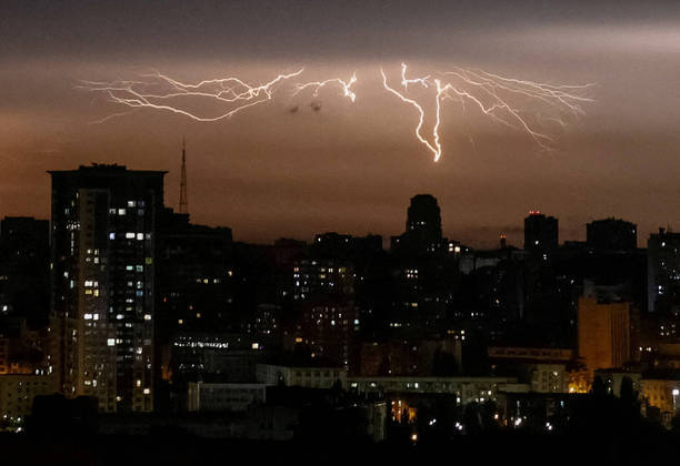 O mundo gira e o planeta continua maluco! Enquanto isso, uma tempestade de raios foi fotografada em toda a sua glória em Kiev, capital da Ucrânia