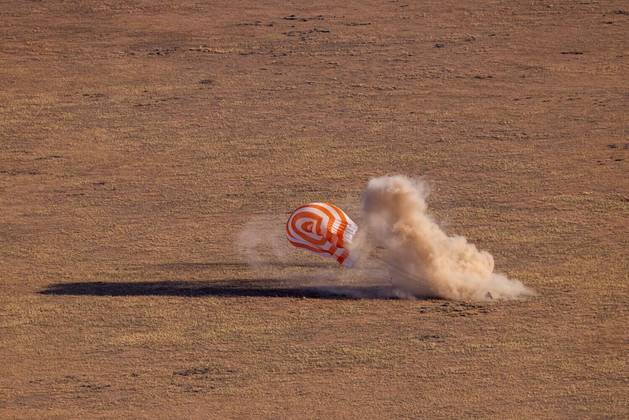 A cápsula espacial Soyuz MS-23, que transportava a tripulação da Estação Espacial Internacional, pousa em uma área remota perto de Zhezkazgan, no CazaquistãoVEJA TAMBÉM: Com que frequência você pensa nas loucuras do Império Romano? Confira aqui!