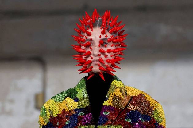 Uma modelo apresenta uma criação que foi parte do desfile de uma coleção de grife, para a Paris Fashion Week