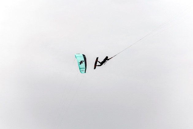 Um homem surfa com sua prancha de kitesurf no mar Mediterrâneo durante uma tempestade em Israel