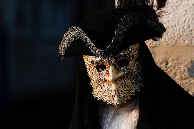 Já em Veneza, foliões mascarados participam das conhecidas festividades carnavalescas da regiãoNÃO PERCA: Urso 'churrasqueiro' e selfie de cervo: fotos mostram animais em situações muito bizarras