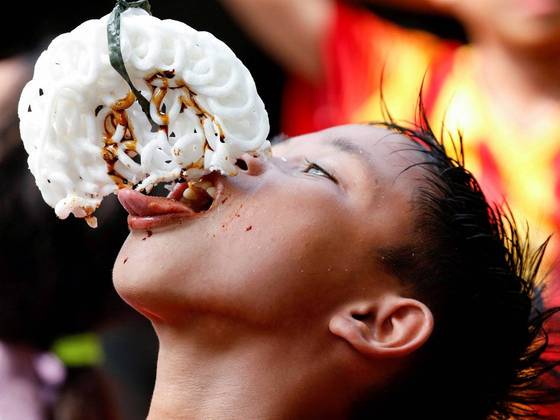 Um menino participa de uma estranha competição durante as comemorações do 77º Dia da Independência do país, em Jacarta, na IndonésiaLEIA MAIS: Essa barata-d'água gigante é considerada o melhor pai da natureza
