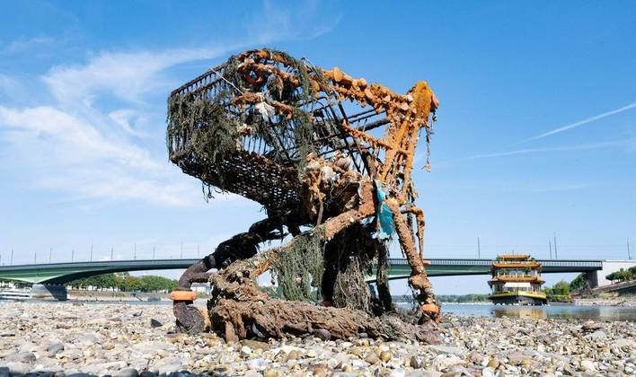 Mais uma imagem da seca que atinge parte do planeta! Um carrinho de compras enferrujado é visto em um banco de areia no Reno, após ser exposto pela maré baixa em Bonn, Alemanha