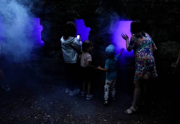 Visitantes de um parque em Riga, capital da Letônia, aproveitam uma instalação de luzes noturnasVALE SEU CLIQUE: Pesadelo puro: fotos de parasita que come língua de peixe aterrorizam redes sociais