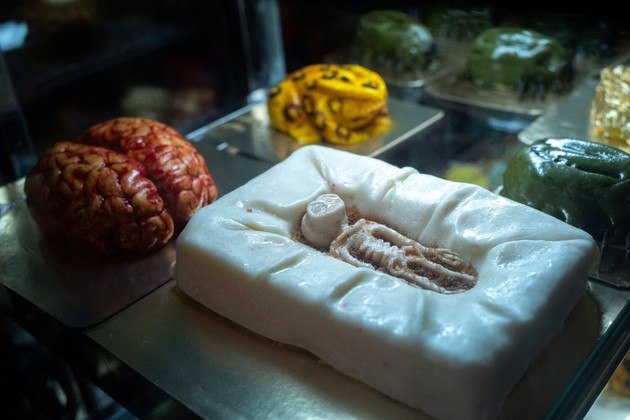 Um café em Bangkok, capital da Tailândia, exibiu bolo inspirado em corpos mumificados de supostos alienígenas, apresentados durante conferência no México, no início de setembro. Após o evento, a verdade veio à tona: era tudo fake!