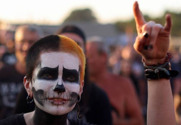 Um metaleiro faz exatamente o que se espera dele e curte o festival de heavy metal Wacken Open Air 2022, em Wacken, AlemanhaNÃO PERCA: Transformação bizarra! Homem faz intervenções no corpo para virar 'alienígena'