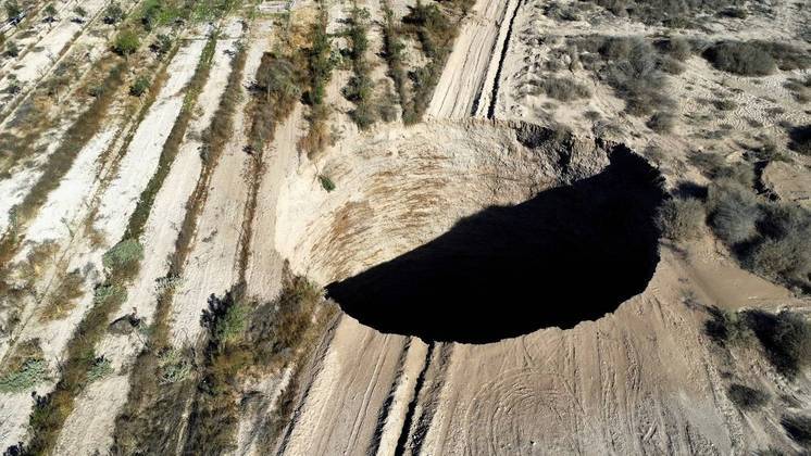 A Terra já começou a engolir geral. Nesse registro, um sumidouro gigantesco é registrado em uma zona de mineração próxima à cidade de Tierra Amarilla, no Chile