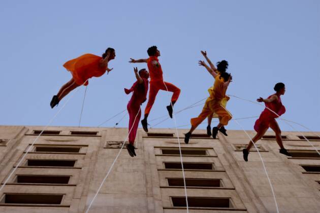 Arte no ar! Um grupo de dan&ccedil;arinos mostrou que tudo &eacute; poss&iacute;vel, inclusive fazer uma apresenta&ccedil;&atilde;o de dan&ccedil;a enquanto est&atilde;o pendurados por cordas em um pr&eacute;dio. Os artistas fizeram parte do Festival Internacional de Teatro Santiago a Mil, no Chile