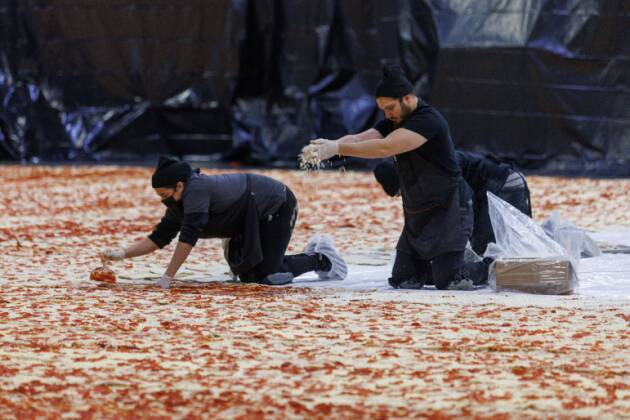 Pizza gigantesca parece um sonho, mas &eacute; uma realidade em Los Angeles. A famosa rede Pizza Hut est&aacute; tentando atingir a marca de maior pizza do mundo, com&nbsp;1310 metros quadrados. Os cozinheiros est&atilde;o trabalhando arduamente entre metros de molho, massa e queijo (muito queijo!)VOC&Ecirc; ACREDITA?&nbsp;Mist&eacute;rio bizarro! H&aacute; 9 anos, homem recebe delivery de pizza sem pedir
