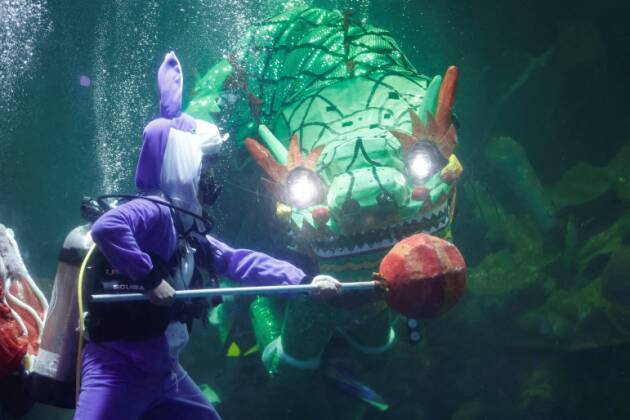 A criatividade dos seres humanos não tem limite! Por isso, a Dança do Leão, show subaquático realizado no aquário Sea World Jakarta, Indonésia, contou com mergulhadores fantasiados e um dragão gigante