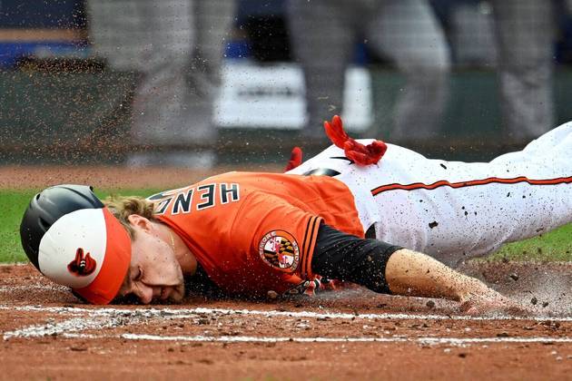 Já em Baltimore, capital de Maryland (EUA), Gunnar Henderson, da equipe de beisebol Baltimore Orioles, deslizou de cara no chão, numa partida contra o Texas RangersBombou em HORA 7! Filho vende frasco com as cinzas da mãe por R$ 150 (junto à cópia do certificado de cremação)