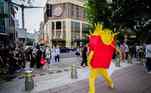 Em uma rua de Xangai, na China, uma pessoa vestida como mascote de batatas fritas diverte o público em frente a um mercadoNão saia daí! Caso único: crocodilo virgem engravida por conta própria, mas bota ovo com natimorto