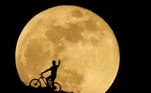 Um ciclista é fotografado enquanto fotografa a Super Lua de Sangue (belo nome!) na região de Gran Canaria, Espanha