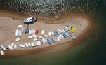 A visão aérea de barcos ocupando a faixa de areia em uma praia, em Portsmouth (Reino Unido)VALE SEU CLIQUE: Jovem constrói caverna gigante no quintal após brigar com os pais