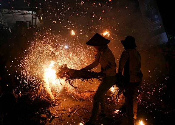 O fogo também queima na vila de Tahunan, na Indonésia. Mas não é nenhum protesto e sim  uma cerimônia tradicional após as colheitas. Para manter as chamas altas, são utilizadas folhas de bananeira e coqueiros
