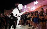 Uma equipe de cinco marionetistas controla um boneco Dundu iluminado por LED, enquanto clientes esperam para entrar em uma boate em Ibiza, na EspanhaNÃO VÁ EMBORA: Muita gente nas redes sociais não achou uma cobra camuflada nesta imagem. Você é capaz?