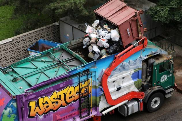 Em Toronto, no Canadá, um carro de lixo devidamente estilizado (com um urso polar na lateral, ainda por cima) faz o que foi construído para fazer: recolher lixo