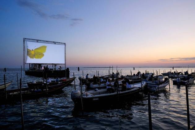 As coisas estavam mais tranquilas em Veneza, onde pessoas a bordo de barcos (claro!) compareceram a uma sessão de cinema adequadamente chamada 
