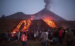 O vulcão Pacaya entra em erupção e cospe lava na Guatemala, e pessoas assistem com grande entusiasmo. É quase um espetáculo cinematográfico! Segundo a agência EFE, as pessoas estão em suspense, porque a lava está se aproximando da casa de algumas pessoas