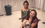 Edjanete Inácia e Alana são donas da Sol, de 3 anos. Ela espera os donos dormirem, faz suas necessidades e come cocô, ou corre pela casa com ele na boca