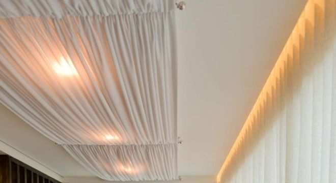 Plantas para apartamento - varanda com bancos de madeira e plantas 