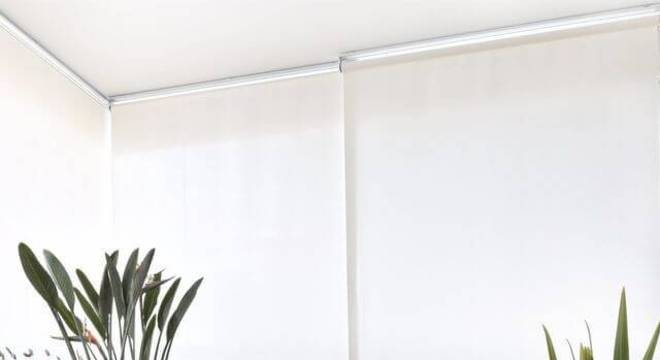 Plantas para apartamento - varanda com plantas e chaise de oncinha 