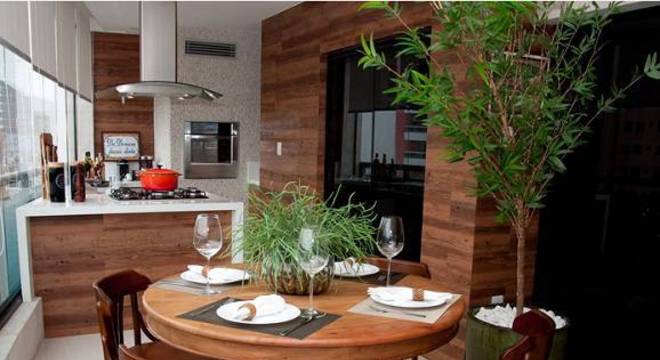 plantas para apartamento - varanda com vaso de palmeira