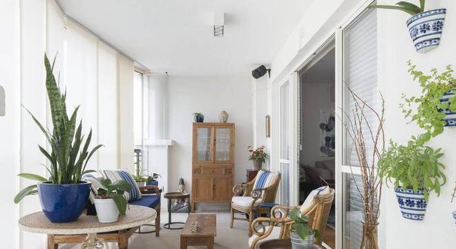 Plantas para apartamento - varanda decorada em azul com vasos de plantas 