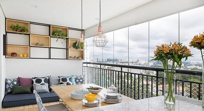 Plantas para apartamento - varanda relaxante com futon e nichos com plantas 