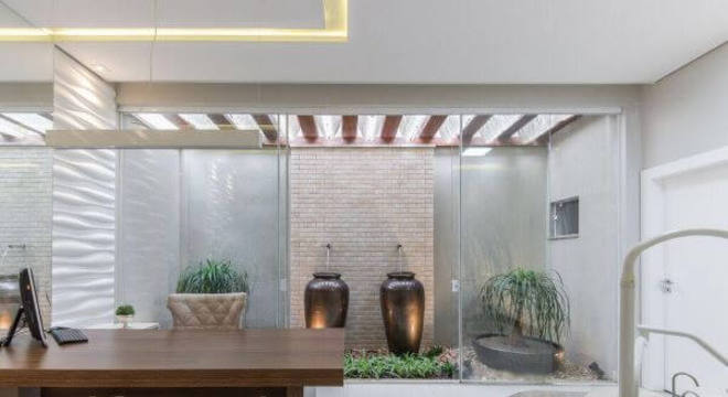 plantas-para-jardim-de-inverno-bancada-de-madeira-comum-e-vaso-marrom-metalizado-revistavd-207137-proportional-height_cover_medium