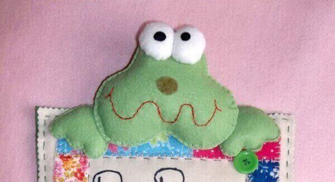 Plaquinha em feltro utilizada como enfeite para porta de banheiro